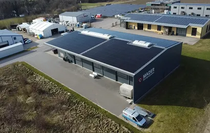Gewerbehalle mit Photovoltaikanlage